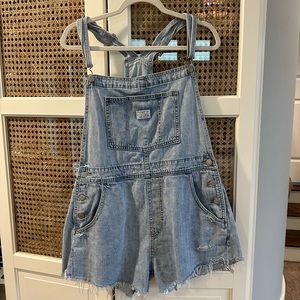 Levi’s Overalls Shortalls Light Wash Levi Shorts LARGE